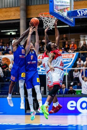 BB-1BL Syntainics MBC - S. Oliver Würzburg Chris Coffey ( 22 Syntainics MBC), Johannes Richter ( 8 Syntainics MBC) waehrend der Begegnung Saison 2021-2022 (Herren) in der EasyCredit Bundesliga zwischen Syntainics MBC und S. Oliver Würzburg in der Stadthalle Weissenfels am 16. October 2021 in Weissenfels, Sachsen Anhalt, Deutschland