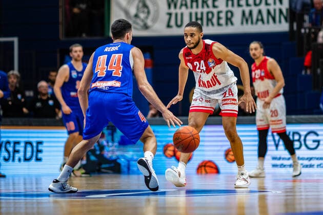 BB-1BL Syntainics MBC - S. Oliver Würzburg Cameron Hunt ( 24 S. Oliver Würzburg), Nikola Rebix ( 44 Syntainics MBC) waehrend der Begegnung Saison 2021-2022 (Herren) in der EasyCredit Bundesliga zwischen Syntainics MBC und S. Oliver Würzburg in der Stadthalle Weissenfels am 16. October 2021 in Weissenfels, Sachsen Anhalt, Deutschland