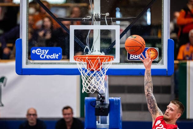 BB-1BL Syntainics MBC - S. Oliver Würzburg Aigers Skele ( 21 S. Oliver Würzburg) waehrend der Begegnung Saison 2021-2022 (Herren) in der EasyCredit Bundesliga zwischen Syntainics MBC und S. Oliver Würzburg in der Stadthalle Weissenfels am 16. October 2021 in Weissenfels, Sachsen Anhalt, Deutschland