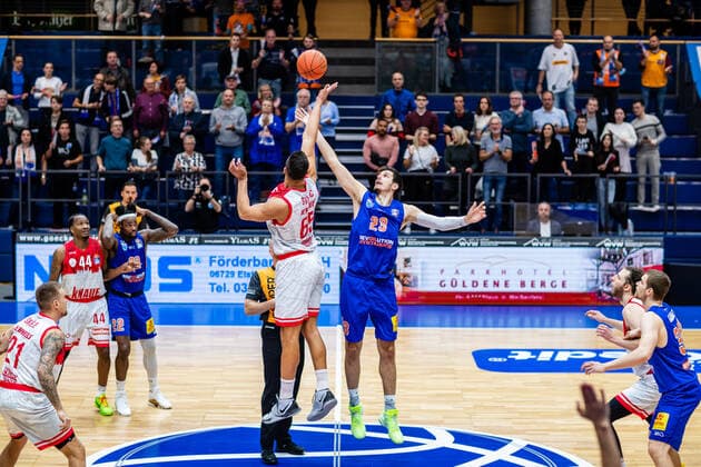 BB-1BL Syntainics MBC - S. Oliver Würzburg Filip Stanic ( 65 S. Oliver Würzburg), Gorna Huskic ( 23 Syntainics MBC) waehrend der Begegnung Saison 2021-2022 (Herren) in der EasyCredit Bundesliga zwischen Syntainics MBC und S. Oliver Würzburg in der Stadthalle Weissenfels am 16. October 2021 in Weissenfels, Sachsen Anhalt, Deutschland
