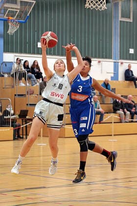16.10.2021, xovx, Basketball Damen 2. Bundesliga DBBL, Bender Baskets Grünberg - BBZ Opladen Hawks v.l. Linn Villwock (Bender Baskets Grünberg), Ambrosia Anderson (BBZ Opladen Hawks) Grünberg Sporthalle Theo-Koch-Schule Hessen Deutschland (DE)