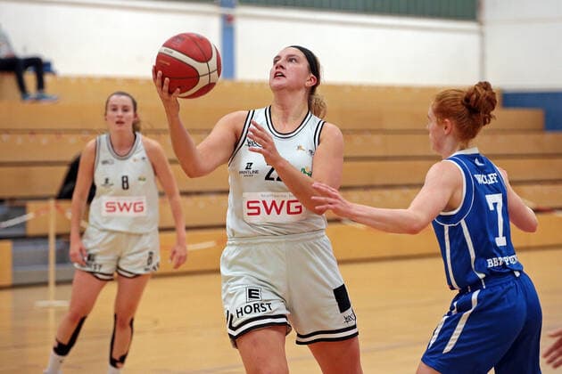 16.10.2021, xovx, Basketball Damen 2. Bundesliga DBBL, Bender Baskets Grünberg - BBZ Opladen Hawks v.l. Elisa Mevius (Bender Baskets Grünberg), Olivia Nash (Bender Baskets Grünberg), Lea Wolff (BBZ Opladen Hawks) Grünberg Sporthalle Theo-Koch-Schule Hessen Deutschland (DE)