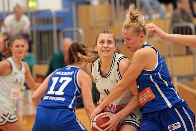 16.10.2021, xovx, Basketball Damen 2. Bundesliga DBBL, Bender Baskets Grünberg - BBZ Opladen Hawks v.l. Luca Marre (BBZ Opladen Hawks), Lena Dziuba (Bender Baskets Grünberg), Leonie Schütter (BBZ Opladen Hawks) Grünberg Sporthalle Theo-Koch-Schule Hessen Deutschland (DE)