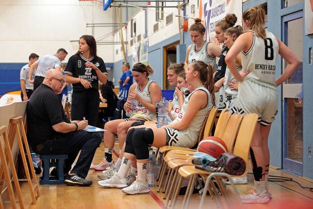 16.10.2021, xovx, Basketball Damen 2. Bundesliga DBBL, Bender Baskets Grünberg - BBZ Opladen Hawks Anweisungen von Trainer Rene Spandauw (Bender Baskets Grünberg) an sein Team. Grünberg Sporthalle Theo-Koch-Schule Hessen Deutschland (DE)