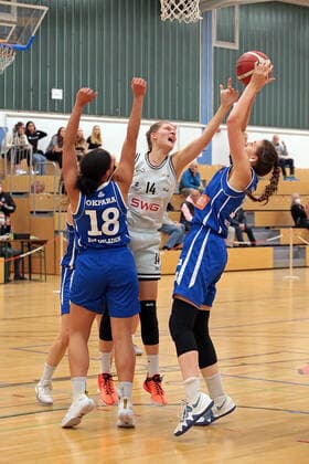 16.10.2021, xovx, Basketball Damen 2. Bundesliga DBBL, Bender Baskets Grünberg - BBZ Opladen Hawks v.l. Olivia Okpara (BBZ Opladen Hawks), Alva Hedrich (Bender Baskets Grünberg), Carlotta Ellenrieder (BBZ Opladen Hawks) Grünberg Sporthalle Theo-Koch-Schule Hessen Deutschland (DE)