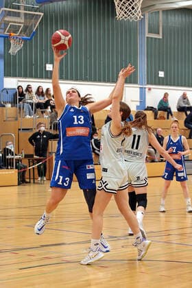 16.10.2021, xovx, Basketball Damen 2. Bundesliga DBBL, Bender Baskets Grünberg - BBZ Opladen Hawks v.l. Laura Zdravevska (BBZ Opladen Hawks), Linn Villwock (Bender Baskets Grünberg), Lena Dziuba (Bender Baskets Grünberg) Grünberg Sporthalle Theo-Koch-Schule Hessen Deutschland (DE)