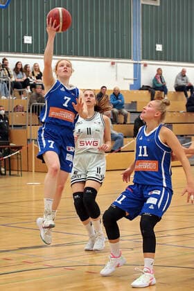 16.10.2021, xovx, Basketball Damen 2. Bundesliga DBBL, Bender Baskets Grünberg - BBZ Opladen Hawks v.l. Lea Wolff (BBZ Opladen Hawks), Lena Dziuba (Bender Baskets Grünberg), Leonie Schütter (BBZ Opladen Hawks) Grünberg Sporthalle Theo-Koch-Schule Hessen Deutschland (DE)