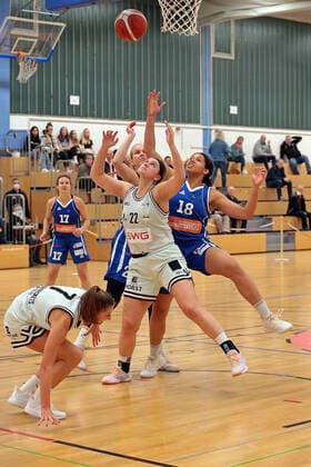 16.10.2021, xovx, Basketball Damen 2. Bundesliga DBBL, Bender Baskets Grünberg - BBZ Opladen Hawks v.l. Klara Römer (Bender Baskets Grünberg), Luca Marre (BBZ Opladen Hawks), Martha Middeler (BBZ Opladen Hawks), Olivia Nash (Bender Baskets Grünberg), Olivia Okpara (BBZ Opladen Hawks) Grünberg Sporthalle Theo-Koch-Schule Hessen Deutschland (DE)