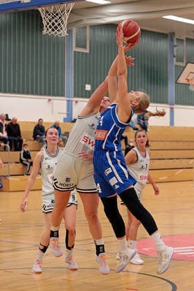16.10.2021, xovx, Basketball Damen 2. Bundesliga DBBL, Bender Baskets Grünberg - BBZ Opladen Hawks v.l. Elisa Mevius (Bender Baskets Grünberg), Olivia Nash (Bender Baskets Grünberg), Lara Brinkmann (BBZ Opladen Hawks), Klara Römer (Bender Baskets Grünberg) Grünberg Sporthalle Theo-Koch-Schule Hessen Deutschland (DE)