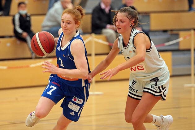 16.10.2021, xovx, Basketball Damen 2. Bundesliga DBBL, Bender Baskets Grünberg - BBZ Opladen Hawks v.l. Lea Wolff (BBZ Opladen Hawks), Klara Römer (Bender Baskets Grünberg) Grünberg Sporthalle Theo-Koch-Schule Hessen Deutschland (DE)