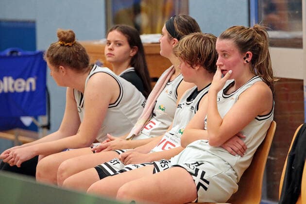 16.10.2021, xovx, Basketball Damen 2. Bundesliga DBBL, Bender Baskets Grünberg - BBZ Opladen Hawks v.l. Carlice Poelstra (Bender Baskets Grünberg), Nina Horvath (Bender Baskets Grünberg), Olivia Nash (Bender Baskets Grünberg), Cora Horvath (Bender Baskets Grünberg), Elisa Mevius (Bender Baskets Grünberg) enttäuscht, enttäuscht schauend Grünberg Sporthalle Theo-Koch-Schule Hessen Deutschland (DE)