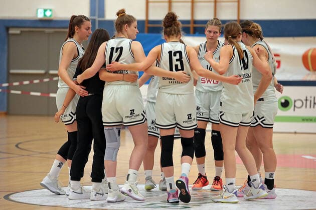 16.10.2021, xovx, Basketball Damen 2. Bundesliga DBBL, Bender Baskets Grünberg - BBZ Opladen Hawks Die Spielerinnen der Bender Baskets sind nach ddeer 58:70 Niederlage gegen Opladen enttäuscht. Grünberg Sporthalle Theo-Koch-Schule Hessen Deutschland (DE)