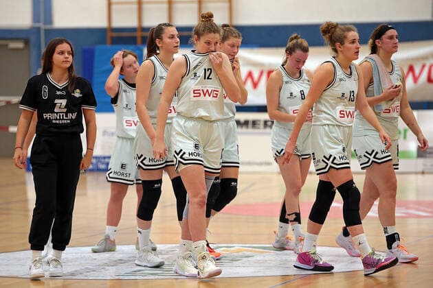 16.10.2021, xovx, Basketball Damen 2. Bundesliga DBBL, Bender Baskets Grünberg - BBZ Opladen Hawks Die Spielerinnen der Bender Baskets sind nach ddeer 58:70 Niederlage gegen Opladen enttäuscht. Grünberg Sporthalle Theo-Koch-Schule Hessen Deutschland (DE)