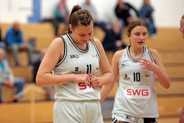 16.10.2021, xovx, Basketball Damen 2. Bundesliga DBBL, Bender Baskets Grünberg - BBZ Opladen Hawks v.l. Lena Dziuba (Bender Baskets Grünberg), Linn Villwock (Bender Baskets Grünberg) enttäuscht, enttäuscht schauend Grünberg Sporthalle Theo-Koch-Schule Hessen Deutschland (DE)