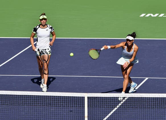 INDIAN WELLS, CA - OCTOBER 16: Su-Wei Hsieh of Chinese Taipei returns a shot while her partner Elise Mertens of Belgium moves towards the net during a finals doubles tennis match played on October 16, 2021 at the BNP Paribas Open at the Indian Wells Tennis Garden in Indian Wells, CA. (Photo by John Cordes Icon Sportswire) TENNIS: OCT 16 BNP Paribas Open Icon506211016033