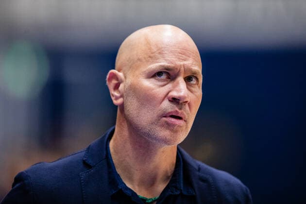 BB-1BL Syntainics MBC - S. Oliver Würzburg Trainer Denis Wucherer (S. Oliver Würzburg) waehrend der Begegnung Saison 2021-2022 (Herren) in der EasyCredit Bundesliga zwischen Syntainics MBC und S. Oliver Würzburg in der Stadthalle Weissenfels am 16. October 2021 in Weissenfels, Sachsen Anhalt, Deutschland
