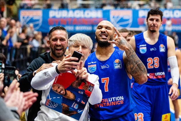 BB-1BL Syntainics MBC - S. Oliver Würzburg Sergio Kerusch ( 7 Syntainics MBC) mit Fans waehrend der Begegnung Saison 2021-2022 (Herren) in der EasyCredit Bundesliga zwischen Syntainics MBC und S. Oliver Würzburg in der Stadthalle Weissenfels am 16. October 2021 in Weissenfels, Sachsen Anhalt, Deutschland