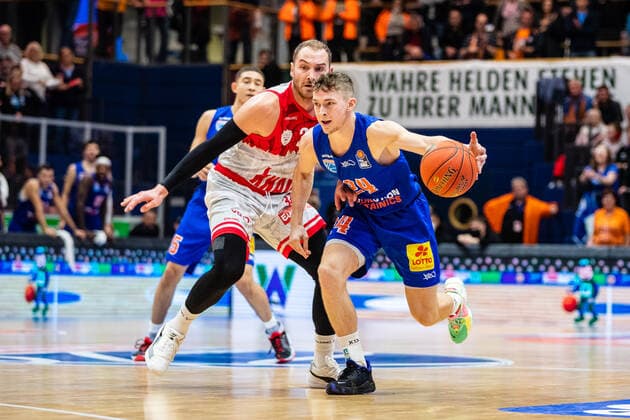 BB-1BL Syntainics MBC - S. Oliver Würzburg Vincent Friederici ( 24 Syntainics MBC), Felix Hoffmann ( 34 S. Oliver Würzburg) waehrend der Begegnung Saison 2021-2022 (Herren) in der EasyCredit Bundesliga zwischen Syntainics MBC und S. Oliver Würzburg in der Stadthalle Weissenfels am 16. October 2021 in Weissenfels, Sachsen Anhalt, Deutschland