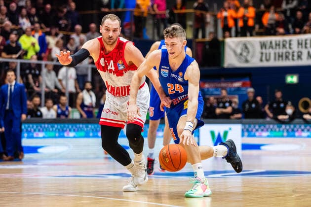 BB-1BL Syntainics MBC - S. Oliver Würzburg Vincent Friederici ( 24 Syntainics MBC), Felix Hoffmann ( 34 S. Oliver Würzburg) waehrend der Begegnung Saison 2021-2022 (Herren) in der EasyCredit Bundesliga zwischen Syntainics MBC und S. Oliver Würzburg in der Stadthalle Weissenfels am 16. October 2021 in Weissenfels, Sachsen Anhalt, Deutschland