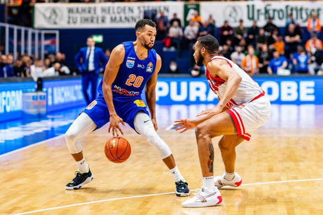 BB-1BL Syntainics MBC - S. Oliver Würzburg Janel Morris ( 20 Syntainics MBC), Cameron Hunt ( 24 S. Oliver Würzburg) waehrend der Begegnung Saison 2021-2022 (Herren) in der EasyCredit Bundesliga zwischen Syntainics MBC und S. Oliver Würzburg in der Stadthalle Weissenfels am 16. October 2021 in Weissenfels, Sachsen Anhalt, Deutschland