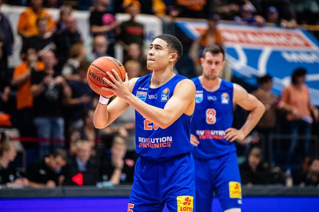 BB-1BL Syntainics MBC - S. Oliver Würzburg Evans Rapieque ( 25 Syntainics MBC) bei seinem ersten Bundesligapunkt (Freiwurf 1 2) waehrend der Begegnung Saison 2021-2022 (Herren) in der EasyCredit Bundesliga zwischen Syntainics MBC und S. Oliver Würzburg in der Stadthalle Weissenfels am 16. October 2021 in Weissenfels, Sachsen Anhalt, Deutschland