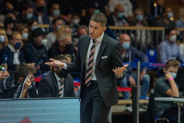 Jaka Lakovic (ratiopharm Ulm, Head Coach) HAKRO Merlins Crailsheim vs. ratiopharm Ulm, Basketball, 1. Bundesliga, easy credit BBL, Spieltag 4, Spielzeit 2021 2022, 16.10.2021 HAKRO Merlins Crailsheim vs. ratiopharm Ulm, Basketball, 1. Bundesliga, easy credit BBL, Spieltag 4, Spielzeit 2021 2022, 16.10.2021 Ilshofen Copyright: xNinaxSander xEibnerxPressefotoxIx EP_NSR