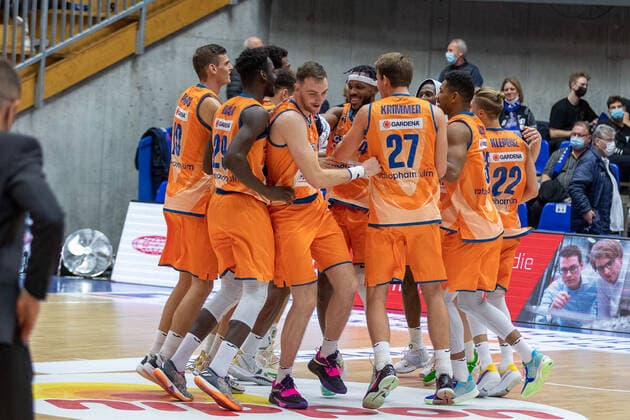 ratiopharm Ulm feiert HAKRO Merlins Crailsheim vs. ratiopharm Ulm, Basketball, 1. Bundesliga, easy credit BBL, Spieltag 4, Spielzeit 2021 2022, 16.10.2021 HAKRO Merlins Crailsheim vs. ratiopharm Ulm, Basketball, 1. Bundesliga, easy credit BBL, Spieltag 4, Spielzeit 2021 2022, 16.10.2021 Ilshofen Copyright: xNinaxSander xEibnerxPressefotoxIx EP_NSR