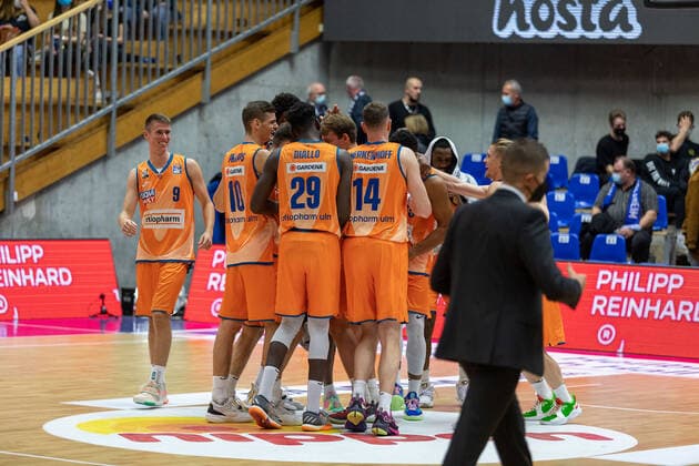 ratiopharm Ulm feiert HAKRO Merlins Crailsheim vs. ratiopharm Ulm, Basketball, 1. Bundesliga, easy credit BBL, Spieltag 4, Spielzeit 2021 2022, 16.10.2021 HAKRO Merlins Crailsheim vs. ratiopharm Ulm, Basketball, 1. Bundesliga, easy credit BBL, Spieltag 4, Spielzeit 2021 2022, 16.10.2021 Ilshofen Copyright: xNinaxSander xEibnerxPressefotoxIx EP_NSR