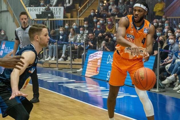 Jaron Blossomgame (ratiopharm Ulm, 04) Fabian Bleck (HAKRO Merlins Crailsheim, 9), HAKRO Merlins Crailsheim vs. ratiopharm Ulm, Basketball, 1. Bundesliga, easy credit BBL, Spieltag 4, Spielzeit 2021 2022, 16.10.2021 HAKRO Merlins Crailsheim vs. ratiopharm Ulm, Basketball, 1. Bundesliga, easy credit BBL, Spieltag 4, Spielzeit 2021 2022, 16.10.2021 Ilshofen Copyright: xEibner-Pressefotox EP_ABF