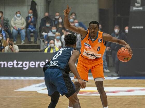 Semaj Christon (ratiopharm Ulm, 0) TJ Shorts II (HAKRO Merlins Crailsheim, 0), HAKRO Merlins Crailsheim vs. ratiopharm Ulm, Basketball, 1. Bundesliga, easy credit BBL, Spieltag 4, Spielzeit 2021 2022, 16.10.2021 HAKRO Merlins Crailsheim vs. ratiopharm Ulm, Basketball, 1. Bundesliga, easy credit BBL, Spieltag 4, Spielzeit 2021 2022, 16.10.2021 Ilshofen Copyright: xEibner-Pressefotox EP_ABF