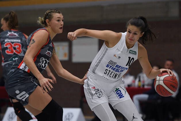Basketball Damen 1. Bundesliga 5. Spieltag Herner TC - TSV 1880 Wasserburg am 16.10.2021 im Sportpark Wanne-Eickel in Herne Halieght Reinoehl ( Wasserburg ), links - Veronika Remenarova ( Herne ), rechts