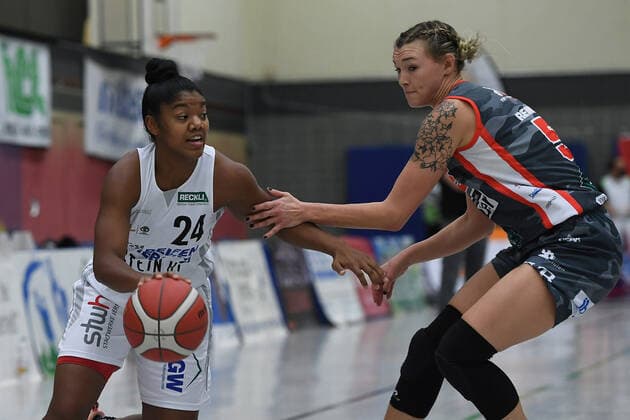 Basketball Damen 1. Bundesliga 5. Spieltag Herner TC - TSV 1880 Wasserburg am 16.10.2021 im Sportpark Wanne-Eickel in Herne Cassandra Ceejay Nofuente ( Herne ), links - +was5+, rechts