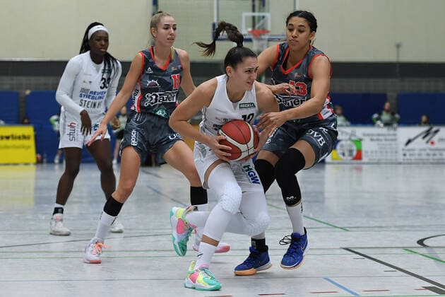Basketball Damen 1. Bundesliga 5. Spieltag Herner TC - TSV 1880 Wasserburg am 16.10.2021 im Sportpark Wanne-Eickel in Herne Dragana Domuzin ( Herne ), links - Mikayla Williams ( Wasserburg ), rechts