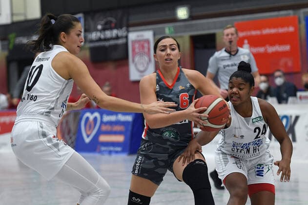 Basketball Damen 1. Bundesliga 5. Spieltag Herner TC - TSV 1880 Wasserburg am 16.10.2021 im Sportpark Wanne-Eickel in Herne Veronika Remenarova ( Herne ), links - Levke Brodersen ( Wasserburg ), mitte - Cassandra Ceejay Nofuente ( Herne ), rechts