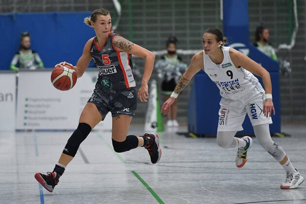Basketball Damen 1. Bundesliga 5. Spieltag Herner TC - TSV 1880 Wasserburg am 16.10.2021 im Sportpark Wanne-Eickel in Herne Halieght Reinoehl ( Wasserburg ), links - Kristina Topuzovic ( Herne ), rechts