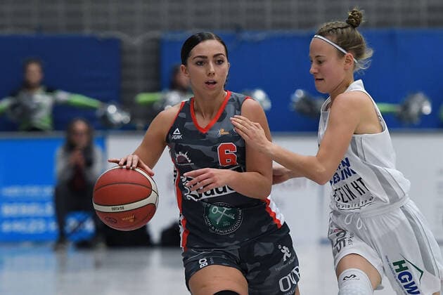 Basketball Damen 1. Bundesliga 5. Spieltag Herner TC - TSV 1880 Wasserburg am 16.10.2021 im Sportpark Wanne-Eickel in Herne Levke Brodersen ( Wasserburg ), links - Jule Groll ( Herne ), rechts