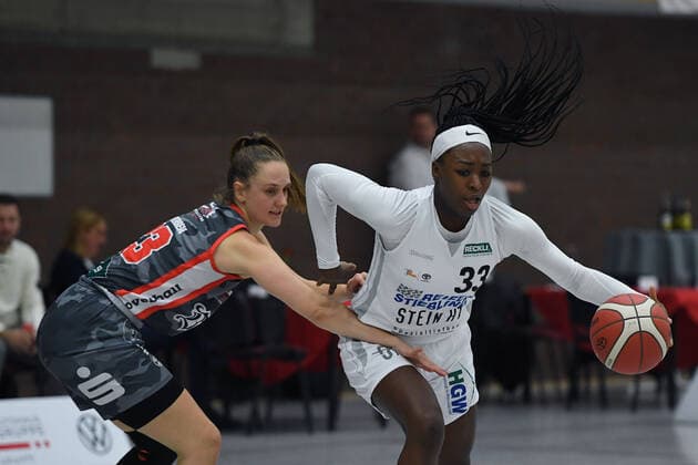 Basketball Damen 1. Bundesliga 5. Spieltag Herner TC - TSV 1880 Wasserburg am 16.10.2021 im Sportpark Wanne-Eickel in Herne Sarah Mortensen ( Wasserburg ), links - Nicole Enabosi ( Herne )i, rechts