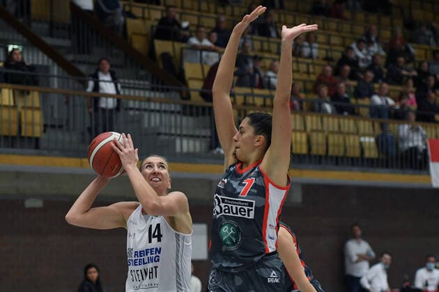 Basketball Damen 1. Bundesliga 5. Spieltag Herner TC - TSV 1880 Wasserburg am 16.10.2021 im Sportpark Wanne-Eickel in Herne Sofia Pelander ( Herne ), links - Ana Vojtulek ( Wasserburg ), rechts