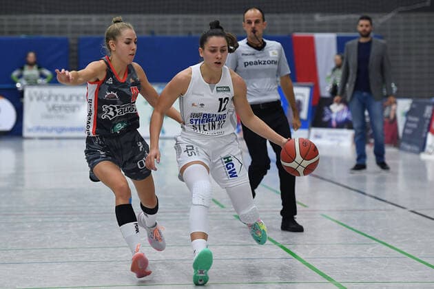 Basketball Damen 1. Bundesliga 5. Spieltag Herner TC - TSV 1880 Wasserburg am 16.10.2021 im Sportpark Wanne-Eickel in Herne Sophie Marie Perner ( Wasserburg ), links - Dragana Domuzin ( Herne ), rechts