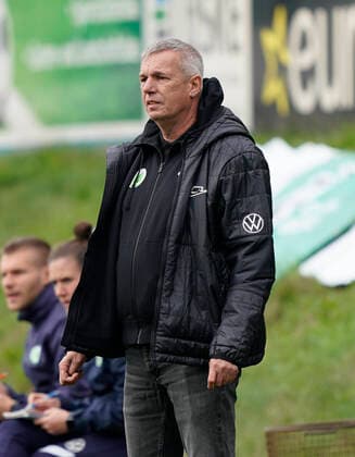17.10.2021, Waldstadion, Meppen, GER, 2. Frauen-Bundesliga, SV Meppen vs VfL Wolfsburg II, Trainer Steffen Beck (Wolfsburg) DFL REGULATIONS PROHIBIT ANY USE OF PHOTOGRAPHS AS IMAGE SEQUENCES AND OR QUASI-VIDEO. Meppen Niedersachsen Germany Waldstadion