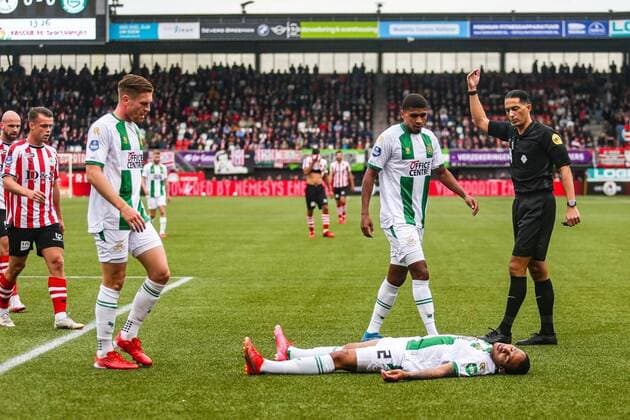 Sport Themen der Woche KW41 Sport Bilder des Tages ROTTERDAM, 17-10-2021, Het Kasteel. season 2021 2022 , Dutch Eredivisie, Sparta - Groningen,FC Groningen player Damil Dankerlui injured, FC Groningen player Laros Duarte, scheidsrechter Sander van der Eijk. Sparta - Groningen  x13933131x Copyright: