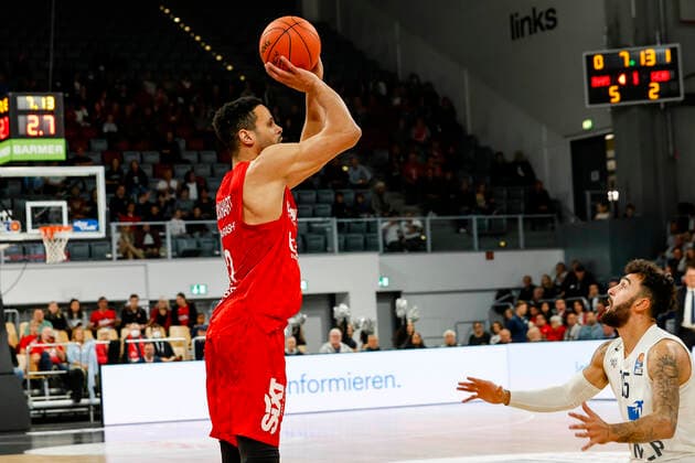 links Dominic Lockhart (Brose Bamberg, 03) rechts Jordan Geist (MLP Academics Heidelberg, 15) Brose Bamberg - MLP Academics Heidelberg - easyCredit-BBL - Basketball Bundesliga Saison 2021 22 Spieltag 4, 17.10.2021 Bamberg, Brose Arena Copyright: DanielxLöb