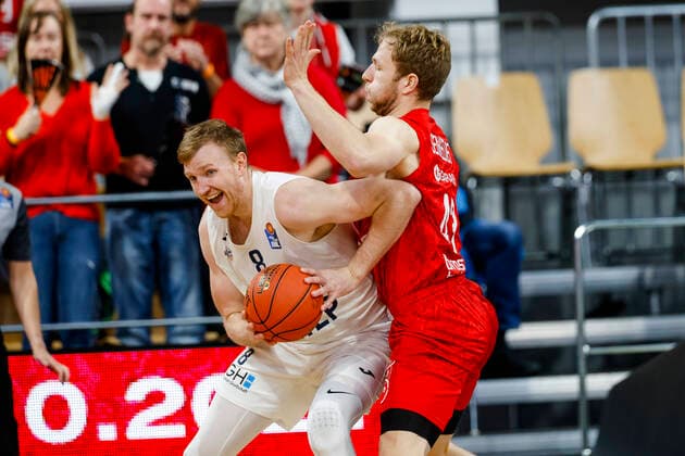 links Ugrai Maximilian (MLP Academics Heidelberg, 08) rechts Christian Sengfelder (Brose Bamberg, 43) Brose Bamberg - MLP Academics Heidelberg - easyCredit-BBL - Basketball Bundesliga Saison 2021 22 Spieltag 4, 17.10.2021 Bamberg, Brose Arena Copyright: DanielxLöb