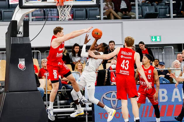 Mitte Ely Shyron (MLP Academics Heidelberg, 05) links Patrick Heckmann (Brose Bamberg, 33) rechts Christian Sengfelder (Brose Bamberg, 43) Brose Bamberg - MLP Academics Heidelberg - easyCredit-BBL - Basketball Bundesliga Saison 2021 22 Spieltag 4, 17.10.2021 Bamberg, Brose Arena Copyright: DanielxLöb