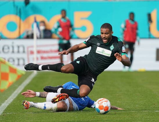 Sport Themen der Woche KW41 GER, FBL, SV Darmstadt 98 vs SV Werder Bremen 17.10.2021, Merck-Stadion am Böllenfalltor, Darmstadt, GER, FBL, SV Darmstadt 98 vs SV Werder Bremen im Bild picture shows Jean Manuel Mbom (Bremen), Phillip Tietz (SV Darmstadt 98 9) *** GER, FBL, SV Darmstadt 98 vs SV Werder Bremen 17 10 2021, Merck Stadion am Böllenfalltor, Darmstadt, GER, FBL, SV Darmstadt 98 vs SV Werder Bremen in picture picture shows Jean Manuel Mbom Bremen , Phillip Tietz SV Darmstadt 98 9 nordphotoxGmbHx xBratic nph00250