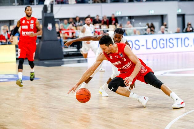 vorne Dominic Lockhart (Brose Bamberg, 03) hiinten Jordan Geist (MLP Academics Heidelberg, 15) Brose Bamberg - MLP Academics Heidelberg - easyCredit-BBL - Basketball Bundesliga Saison 2021 22 Spieltag 4, 17.10.2021 Bamberg, Brose Arena Copyright: DanielxLöb