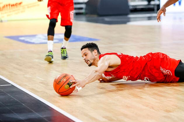links Dominic Lockhart (Brose Bamberg, 03) Brose Bamberg - MLP Academics Heidelberg - easyCredit-BBL - Basketball Bundesliga Saison 2021 22 Spieltag 4, 17.10.2021 Bamberg, Brose Arena Copyright: DanielxLöb