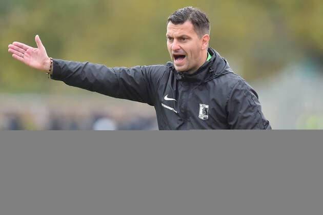 Fußball - Regionalliga Nordost - Tennis Borussia Berlin - BSG Chemie Leipzig am 16.10.2021 im Mommsenstadion in Berlin Trainer Miroslav Jagatic (Leipzig) gibt lautstark Anweisungen.