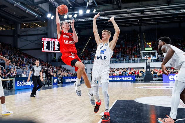 links Omar Prewitt (Brose Bamberg, 04) rechts Niklas Würzner (MLP Academics Heidelberg, 02) Brose Bamberg - MLP Academics Heidelberg - easyCredit-BBL - Basketball Bundesliga Saison 2021 22 Spieltag 4, 17.10.2021 Bamberg, Brose Arena Copyright: DanielxLöb