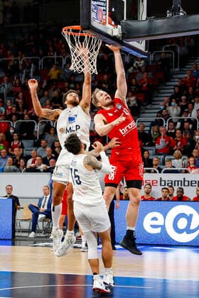 rechts Christian Sengfelder (Brose Bamberg, 43) links Brekkott Chapman (MLP Academics Heidelberg, 01) unten Jordan Geist (MLP Academics Heidelberg, 15) Brose Bamberg - MLP Academics Heidelberg - easyCredit-BBL - Basketball Bundesliga Saison 2021 22 Spieltag 4, 17.10.2021 Bamberg, Brose Arena Copyright: DanielxLöb